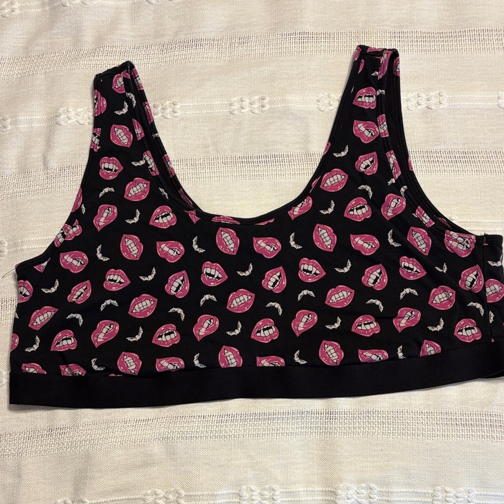 Stylish Black and Pink Lips Print Bra